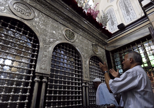 Memanjatkan doa di makam cucu Rasulullah SAW, Zainab binti Ali