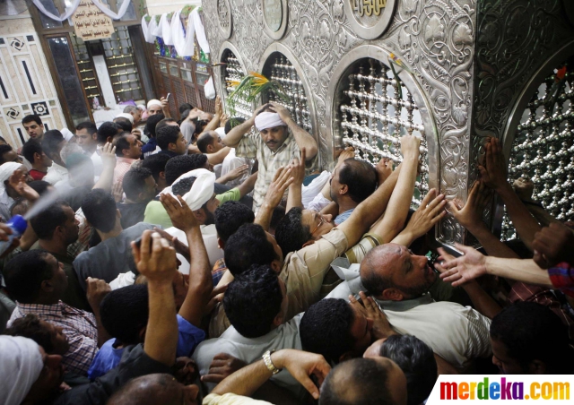 Foto : Memanjatkan doa di makam cucu Rasulullah SAW 
