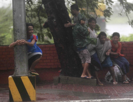 Ketakutan warga Filipina saat diterjang Topan Rammasun