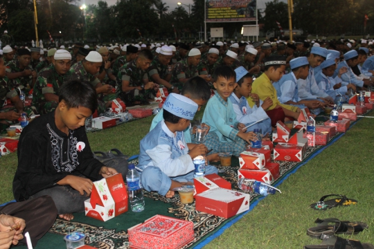 Pangkostrad buka puasa bareng keluarga prajurit