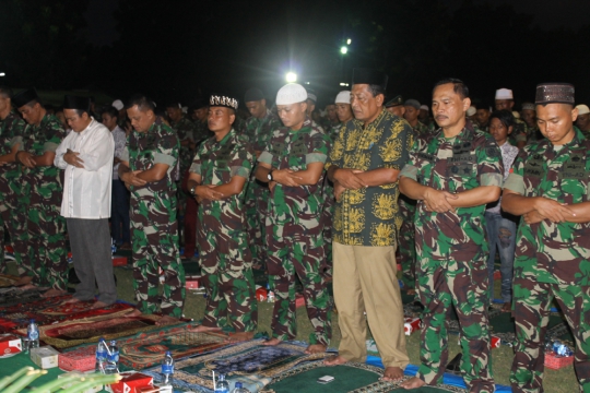 Pangkostrad buka puasa bareng keluarga prajurit