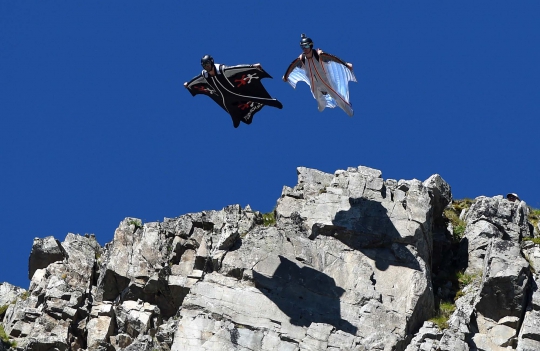 Menantang maut dengan terjun wingsuit dari puncak Gunung Brevent