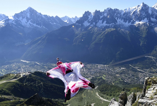 Menantang maut dengan terjun wingsuit dari puncak Gunung Brevent