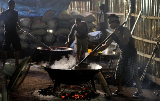 Nasib pembuat dodol Betawi keluhkan omzet menurun jelang Lebaran