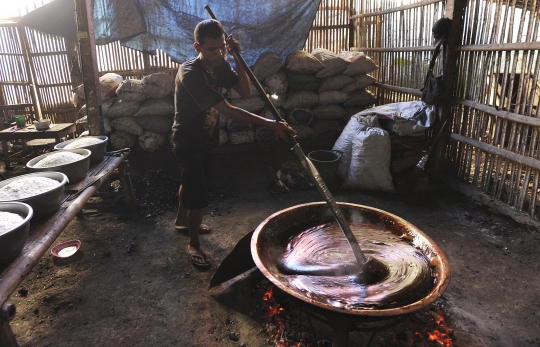 Nasib pembuat dodol Betawi keluhkan omzet menurun jelang Lebaran