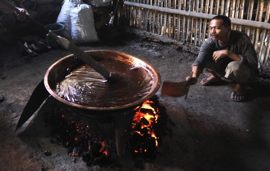 Nasib pembuat dodol Betawi keluhkan omzet menurun jelang Lebaran