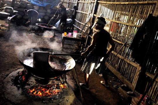 Nasib pembuat dodol Betawi keluhkan omzet menurun jelang Lebaran