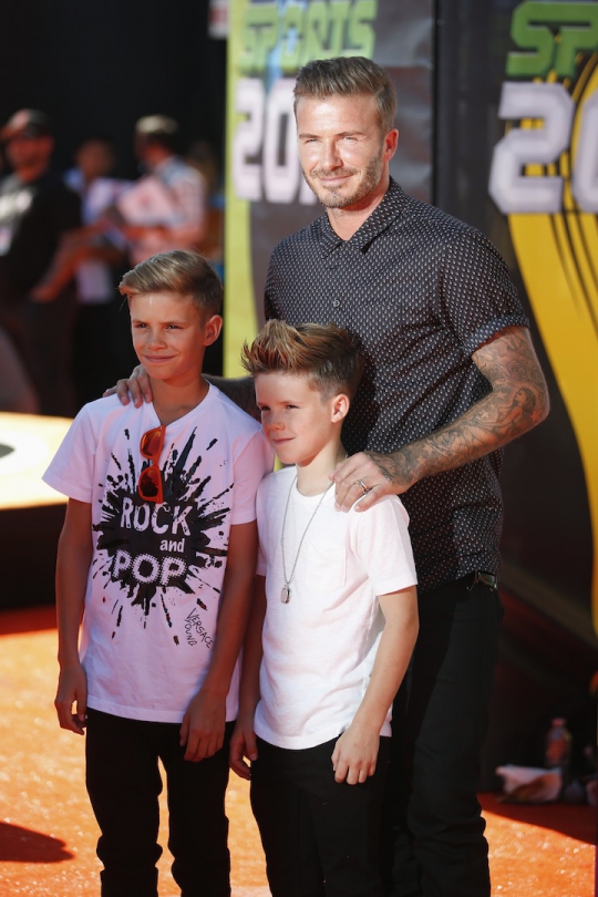 Naik panggung, Beckham dan kedua anaknya 'berubah jadi emas'