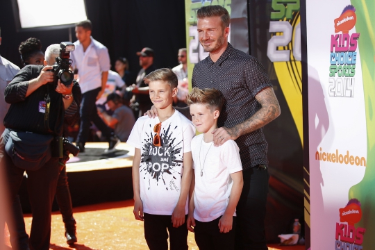 Naik panggung, Beckham dan kedua anaknya 'berubah jadi emas'