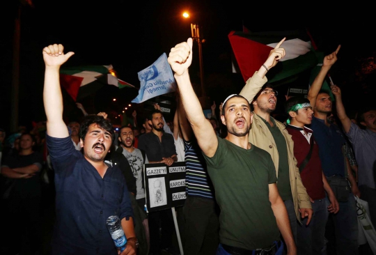 Kecam agresi militer di Gaza, warga Turki serang Kedubes Israel
