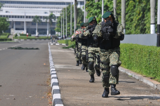 Aksi Gultor Kostrad latihan pengamanan Pilpres