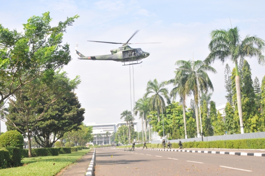 Aksi Gultor Kostrad latihan pengamanan Pilpres