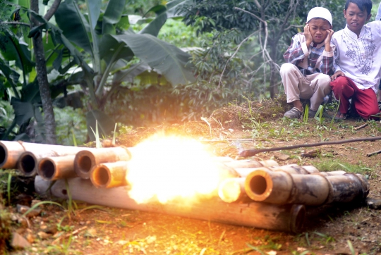 Serunya mengisi ngabuburit sambil bermain meriam bambu