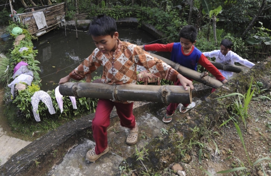 Serunya mengisi ngabuburit sambil bermain meriam bambu