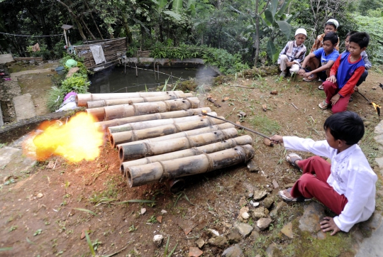 Serunya mengisi ngabuburit sambil bermain meriam bambu