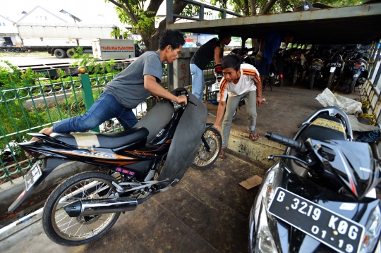 Pengiriman paket motor jelang lebaran mulai ramai