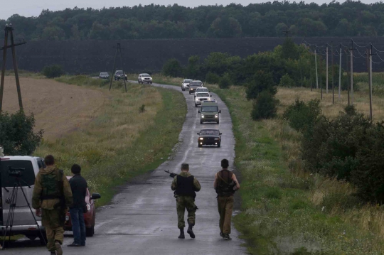 Separatis pro-Rusia saat hadang tim penyelidik jatuhnya MH17