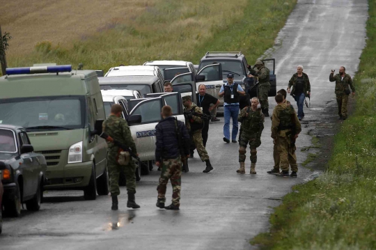 Separatis pro-Rusia saat hadang tim penyelidik jatuhnya MH17