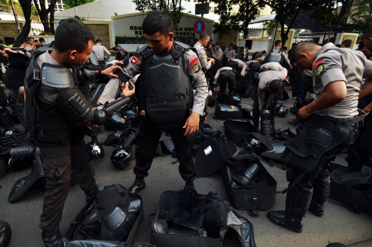 Barisan polisi ikut simulasi pengamanan Gedung KPU