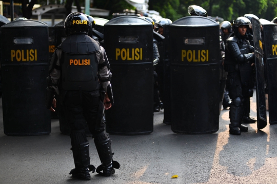 Barisan polisi ikut simulasi pengamanan Gedung KPU