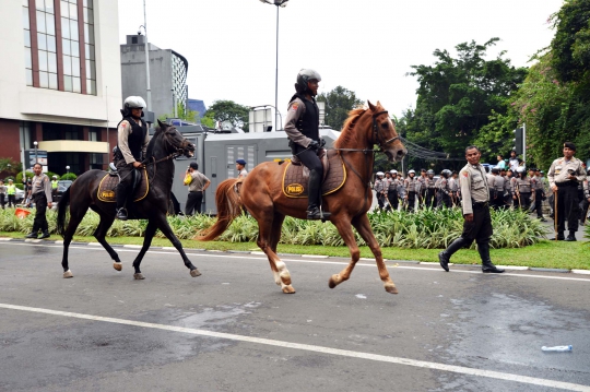 Barisan polisi ikut simulasi pengamanan Gedung KPU