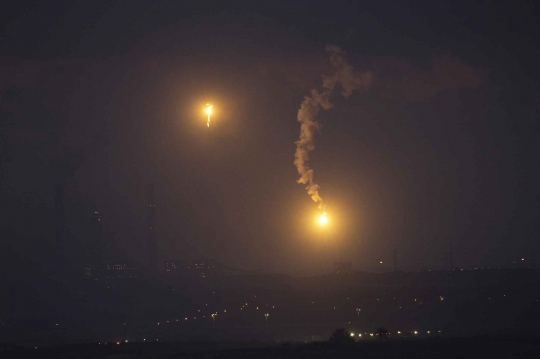 Roket-roket Israel terangi malam di Jalur Gaza