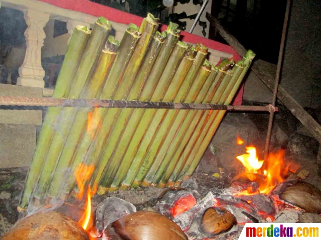 Foto Mengintip tradisi pembuatan Nasi Jaha khas 