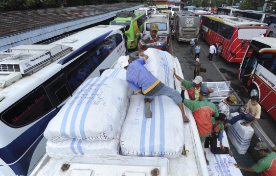 Terminal Bus Rawamangun mulai dipadati pemudik