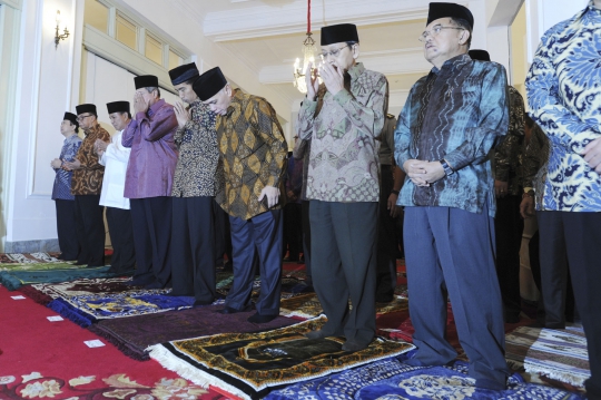 SBY salat magrib bareng Capres Jokowi dan Prabowo