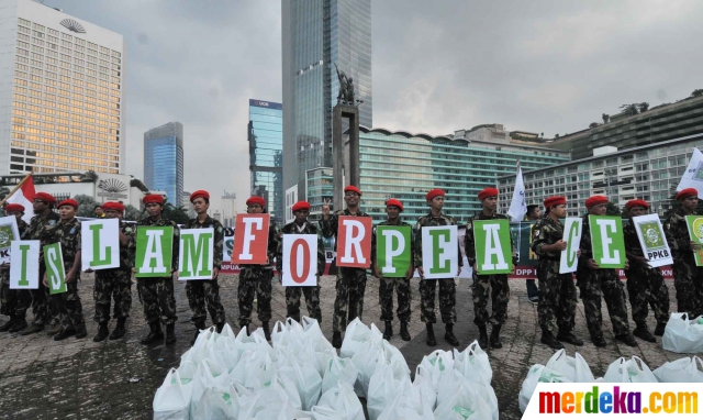 Foto : Aksi Garda Bangsa bagi-bagi takjil dan menyerukan 