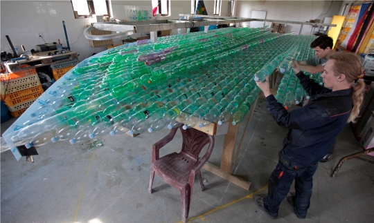 Menelusuri Sungai Elbe dengan perahu dari 5.000 botol plastik