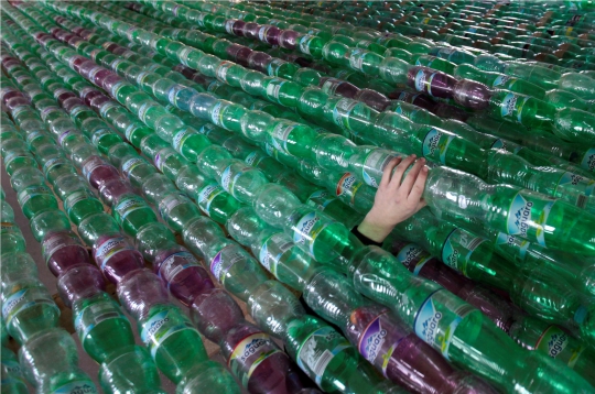 Menelusuri Sungai Elbe dengan perahu dari 5.000 botol plastik