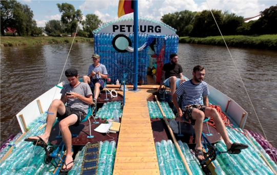 Menelusuri Sungai Elbe dengan perahu dari 5.000 botol plastik