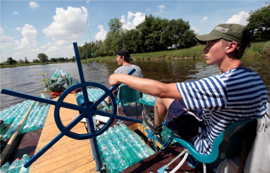 Menelusuri Sungai Elbe dengan perahu dari 5.000 botol plastik