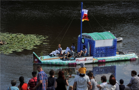 Menelusuri Sungai Elbe dengan perahu dari 5.000 botol plastik