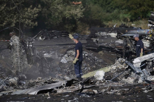 Tim penyelamat Ukraina evakuasi korban Malaysia Airlines MH-17