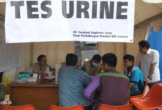 Petugas tes urine sopir angkutan mudik di Terminal Pulogadung