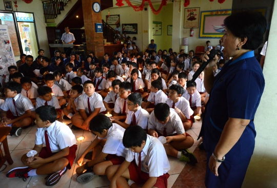 Tangis duka siswa SD Pelita Bangsa Bali doakan korban MH-17