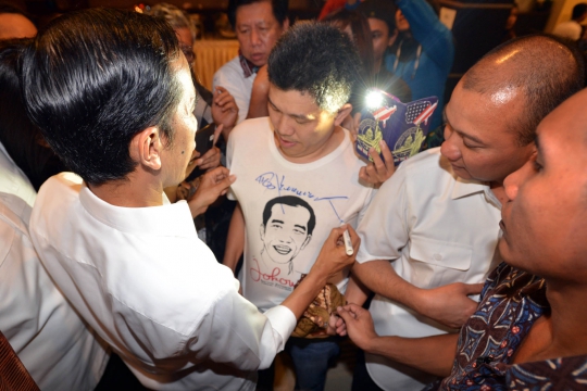 Usai buka puasa bersama, Jokowi tandatangani baju relawan