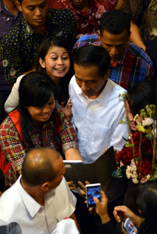 Usai buka puasa bersama, Jokowi tandatangani baju relawan