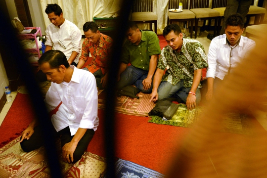 Usai buka puasa bersama, Jokowi tandatangani baju relawan