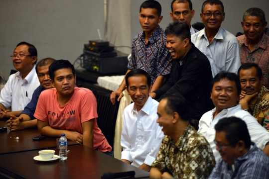 Usai buka puasa bersama, Jokowi tandatangani baju relawan