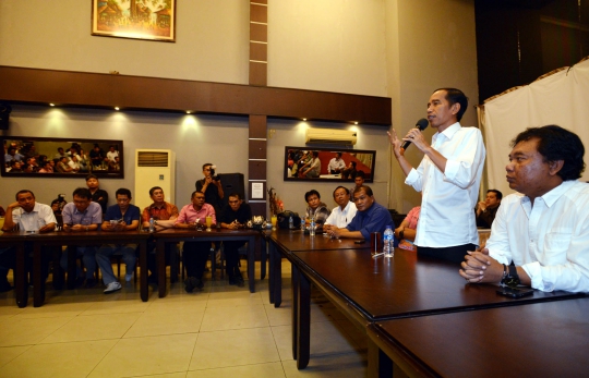 Usai buka puasa bersama, Jokowi tandatangani baju relawan