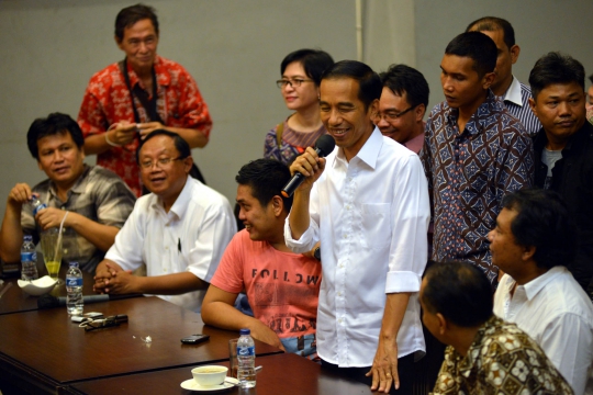 Usai buka puasa bersama, Jokowi tandatangani baju relawan