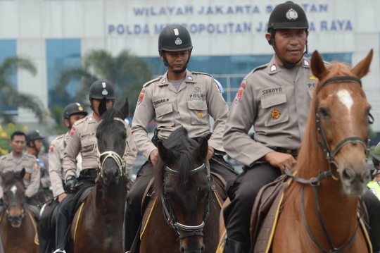 Aksi satuan polisi berkuda jaga ketat Gedung KPU
