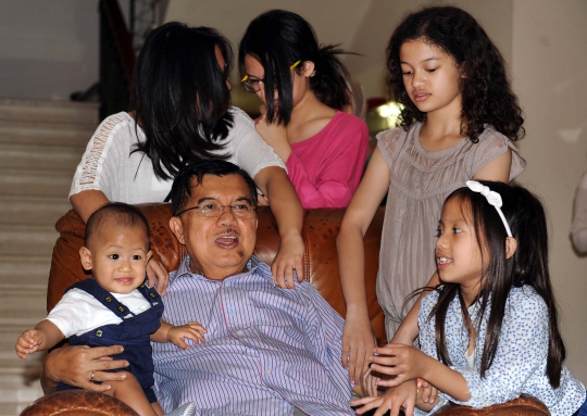 JK santai bersama cucu saat tonton Prabowo tolak Pilpres 2014