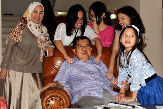 JK santai bersama cucu saat tonton Prabowo tolak Pilpres 2014