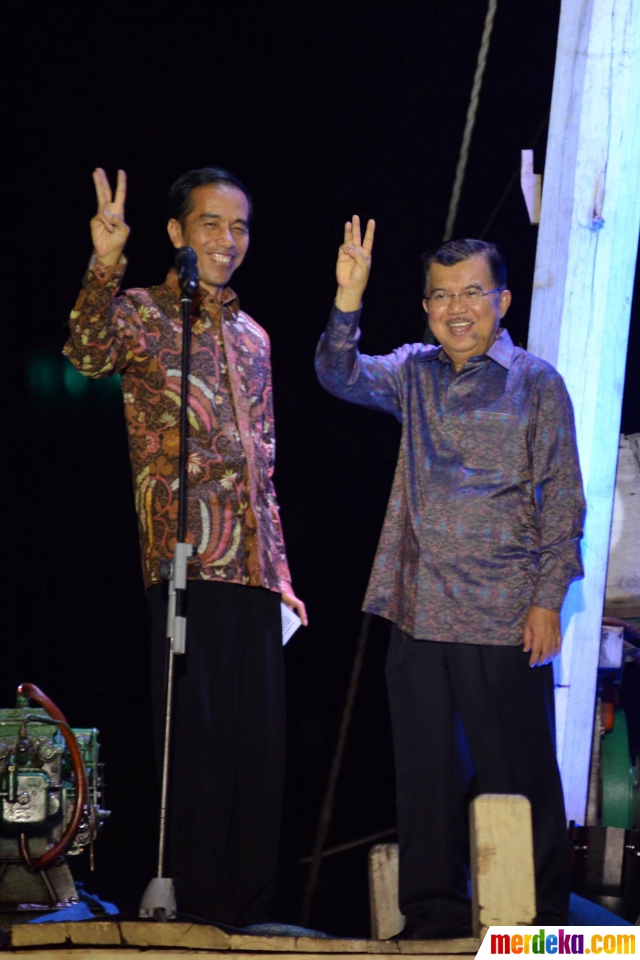 Foto : Jokowi saat pidato kemenangan di atas kapal Pinisi 