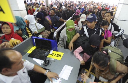 Ratusan pemudik padati Stasiun Pasar Senen