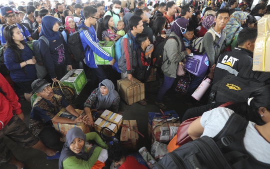 Ratusan pemudik padati Stasiun Pasar Senen